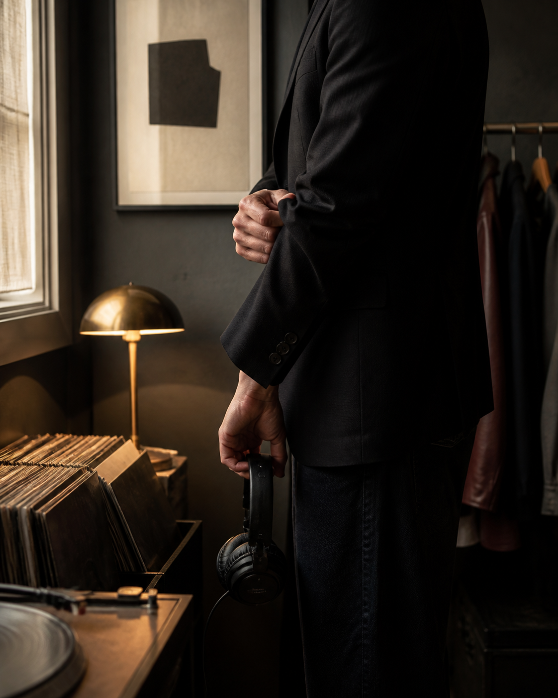 Ambiance backstage editoriale avec vinyles et lumiere douce